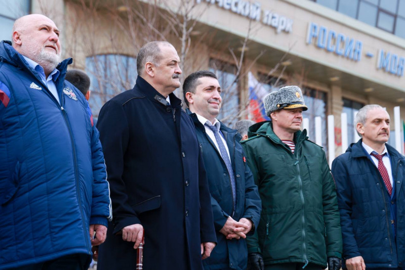 В Махачкале прошла патриотической акции «Равнение на флаг»